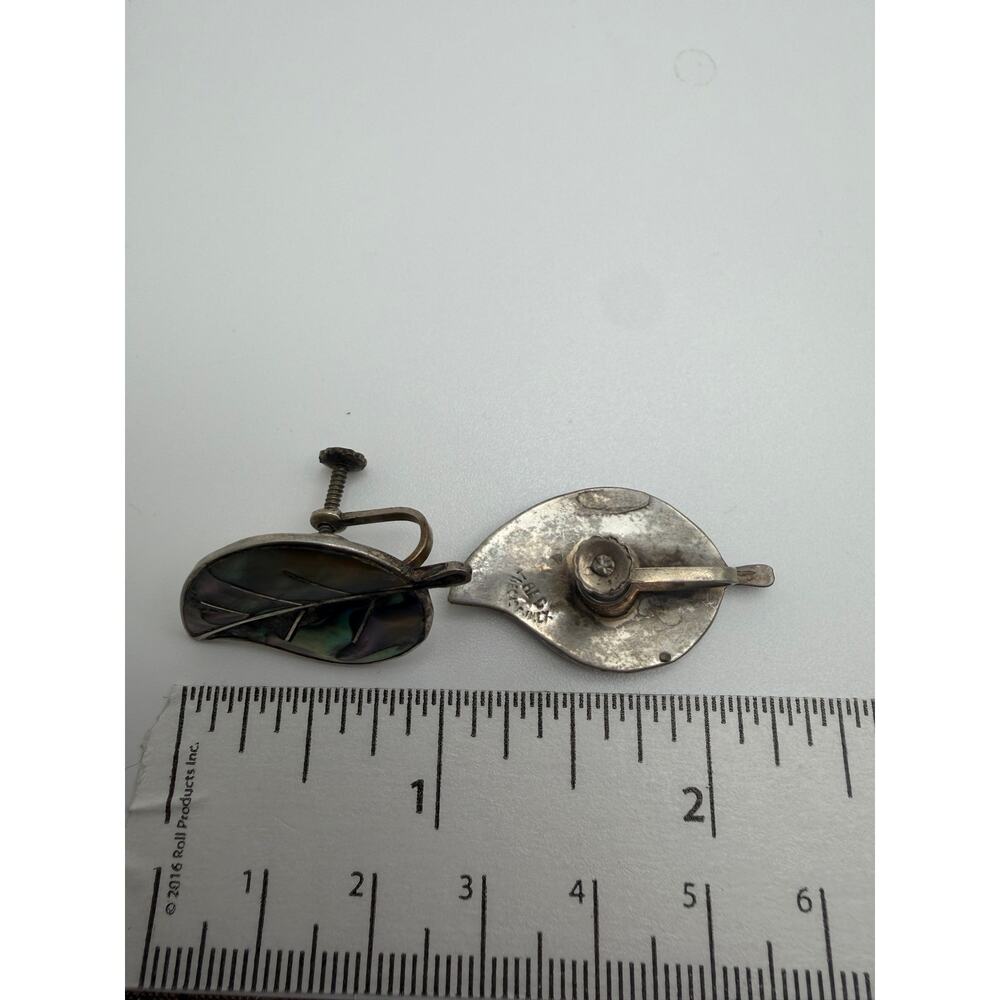 vintage Mexican sterling silver earrings feature a leaf design inlaid - Picture 4 of 5